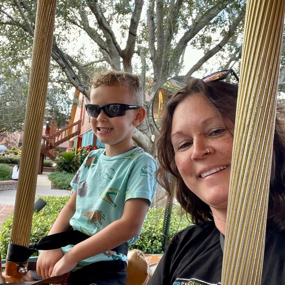 ๐ฆIโm Stefani & thanks for stopping by my closet๐ฆ - Picture 15 of 16